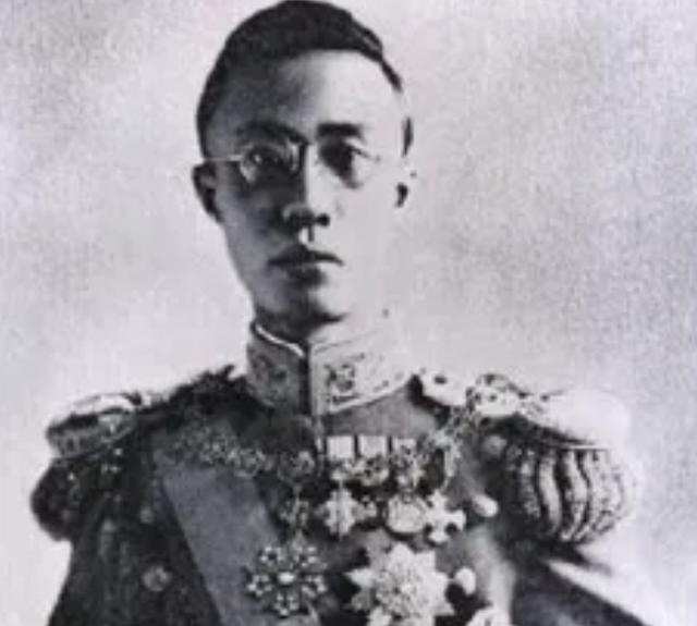 奶奶是慈禧，哥哥是溥仪，大伯是光绪，他甘当教书匠，活到2015年