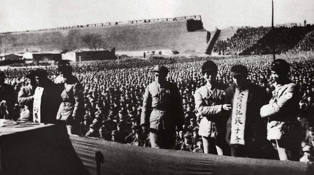 1950年，毛主席回国路上为何三次发怒？处死42人