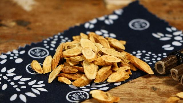 一吹冷风就咳嗽，这是风寒引起的咳喘病，试试中医的黄芪膏