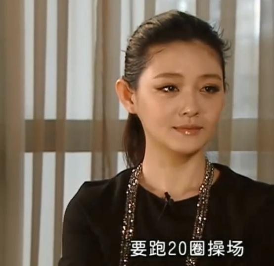 大S妈妈：丈夫不忠婆婆刁难，独自养育仨女儿，今女儿是我的骄傲