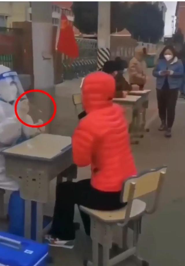 核酸点多人共用棉签采样?当地回应 核酸点多人共用棉签采样?当地回应