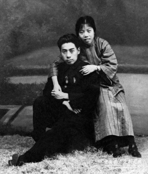 56年陈赓大将带一年轻小伙，面见周总理夫妇：你们好好看看他像谁