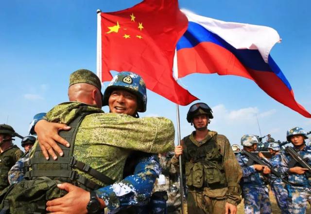 美国主持人提问，若俄在中国边境陈兵15万咋办？秦刚回应尽显智慧