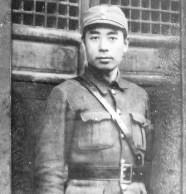 45年毛主席赴重庆谈判，龙飞虎两夜假装酣睡，手中的枪一直上着膛