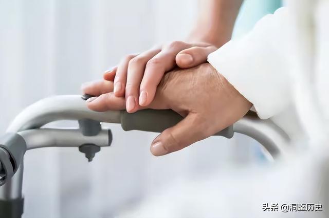 死于养老院的102岁老人：被布条绑了7天，曾奋力挣扎，苦苦哀求过