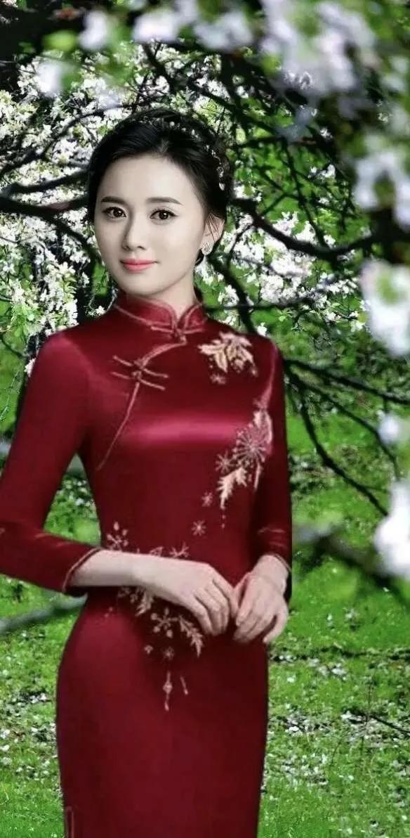 四月蔷薇开，美人更可爱