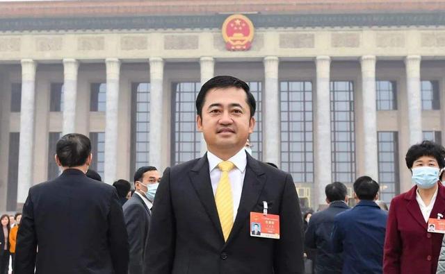 谷爱凌背后的大赢家，当年带5百双球鞋北漂，如今跟哥哥平分2千亿