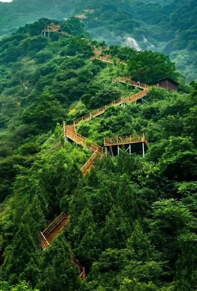 峪中含金龙地处终南山世界地质公园核心区金龙峡风景区是国家4a级景区