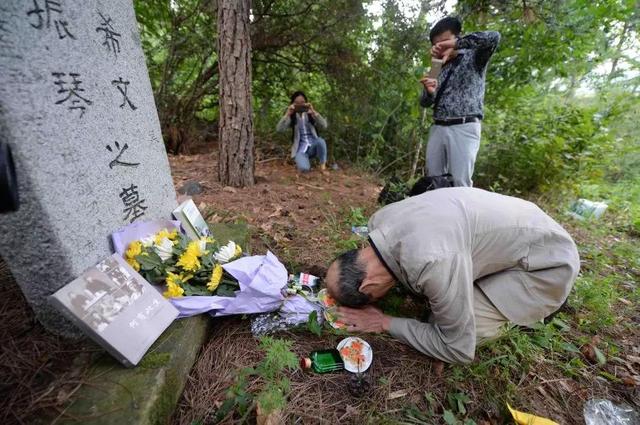 1976年日本团体访华，日籍翻译向黑龙江老农下跪：感谢你养育了我