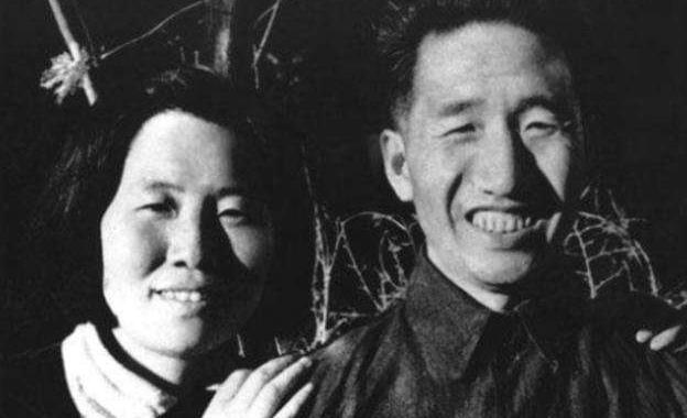 1950年徐向前去怀仁堂开会，周恩来看着最后一排笑了：你换个座位