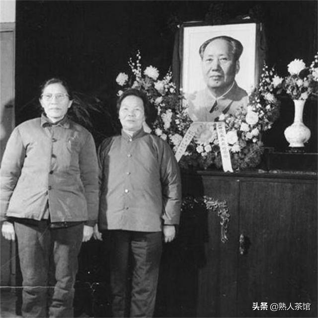 李敏婚礼现场，毛主席将两个孩子揽入怀中，毛远志：我忘不了那天