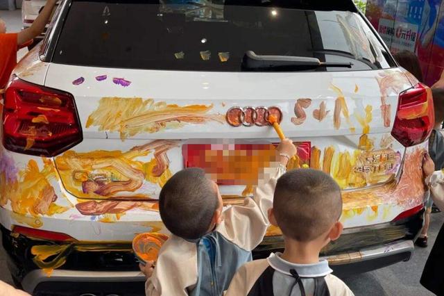 特斯拉车身被涂鸦，车主一脸无奈：打不得骂不得，她开心就好