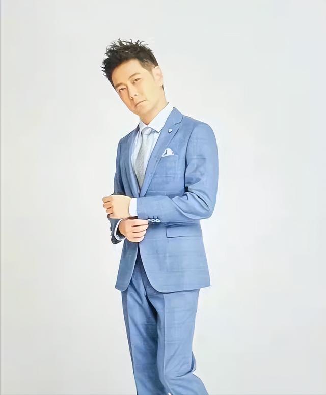 "不老男神"都假的，满脸皱纹、发黄出油，生图揭露"人间真实"