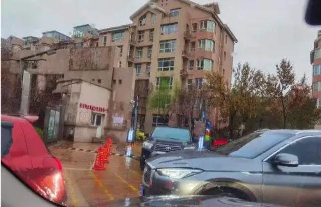 宝马停在小区门口堵住20辆车，车主放话：动一下200万，看谁敢