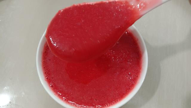 草莓配柠檬榨成汁喝，烦人的“痛风”远离我，快去试试吧