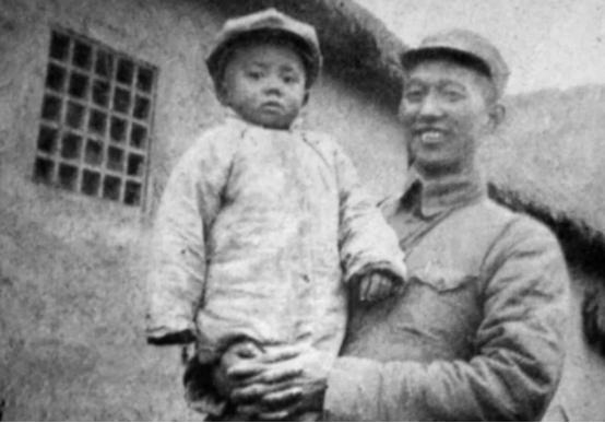 老农在大街上闲聊，突然被人专机接去北京，衣服还没换成了大将军