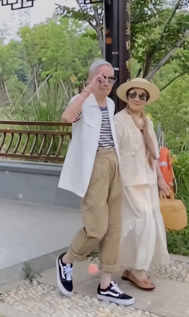 雪瑞姑姑：“冻龄奶奶”走红网络，抖音第一富婆，62岁活成18模样