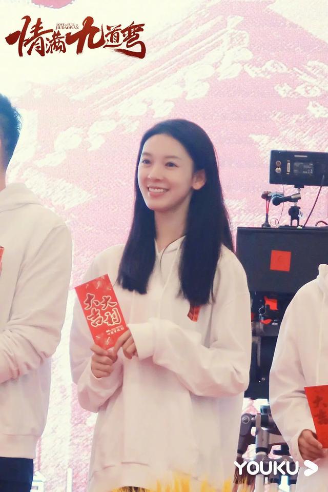《情满九道弯》杀青，热依扎演北京姑娘，萨日娜出演的母亲有点刁