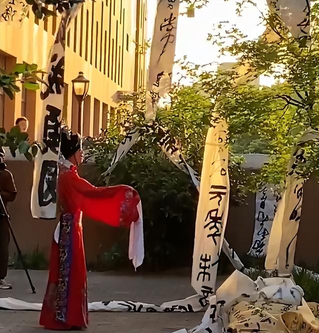 “漫卷诗书喜欲狂”，高校女生穿戏服唱戏腔，评论却两极分化