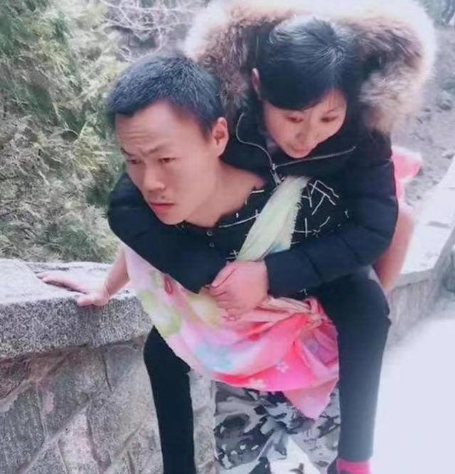 2009年女子翻墙摔截瘫，男友租5平房子照顾，连续四年背她爬泰山