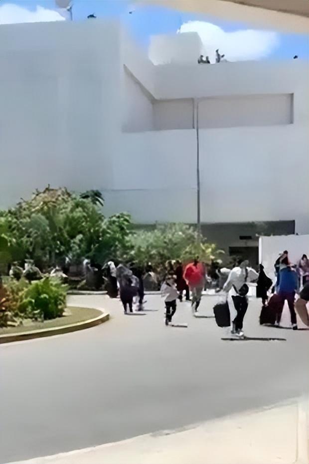 墨西哥坎昆机场疑爆枪击 旅客疯逃 多人被踩踏 秩序失控