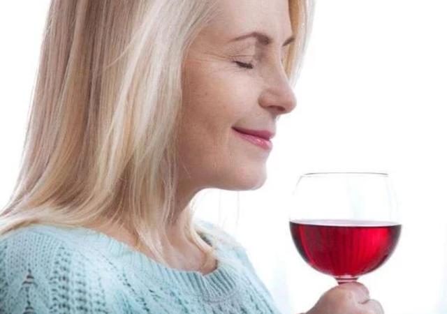 王先生坚持每天喝红酒“软化血管”，半年后他怎么样了？