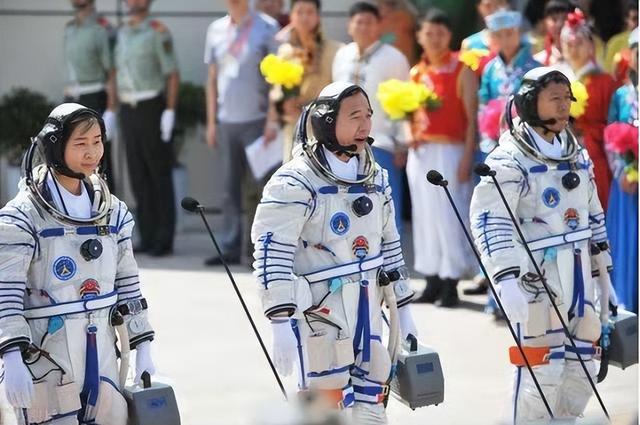航天员返回地球后，为何都站不起来，要坐在轮椅上？牺牲太大了