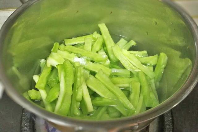 睡眠差可能是肝火旺，建议常吃7样“泻火菜”，降肝火，整晚安睡