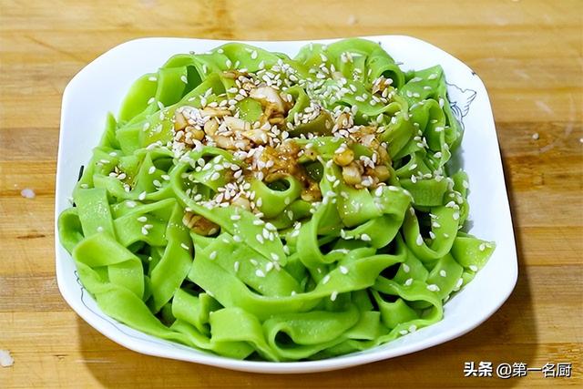 “清明吃一草，百岁不显老”！“1草”是啥？采摘短，清明正当吃