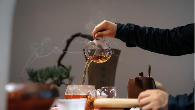 上了年纪要“忌茶”？建议50岁以后牢记这“3不喝”，益处多