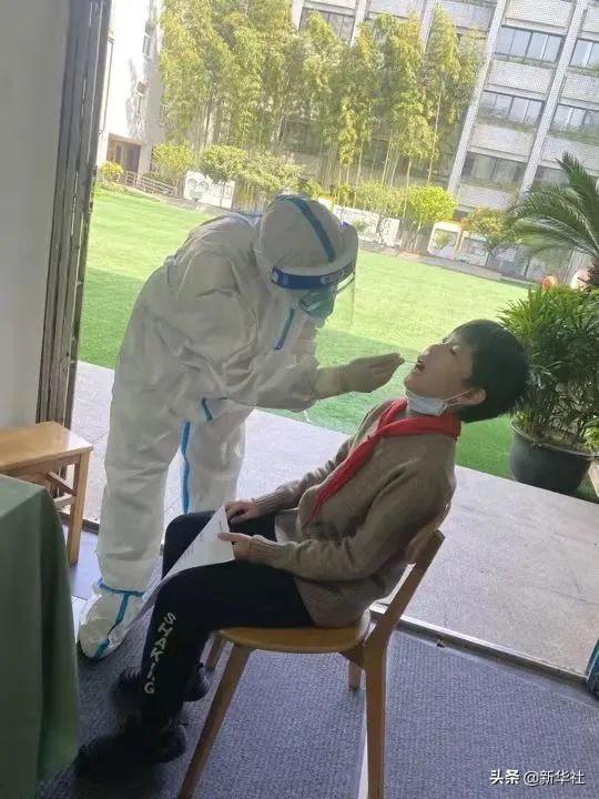 “谢谢叔叔！”“不用客气！我是你爸！”
