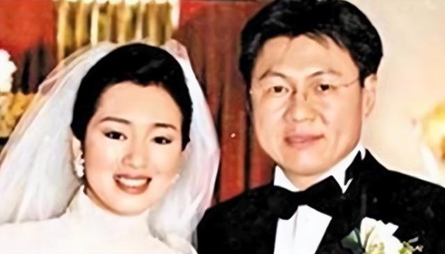 张艺谋72岁生日，陈婷晒出18岁儿子录取通知书，她真比巩俐强？