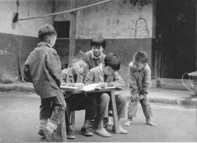 一组80年代儿童生活照，一晃就老了
