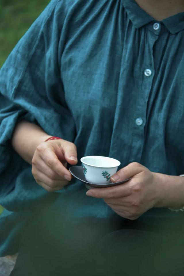 「唐叙」雨后河边石上饮，落花香褪茶香飘