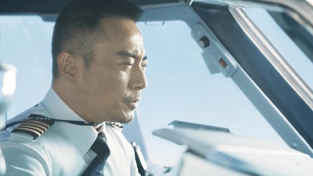 飞机万米高空玻璃爆裂,副机吸出窗外,机长34分钟迫降128人!催泪片