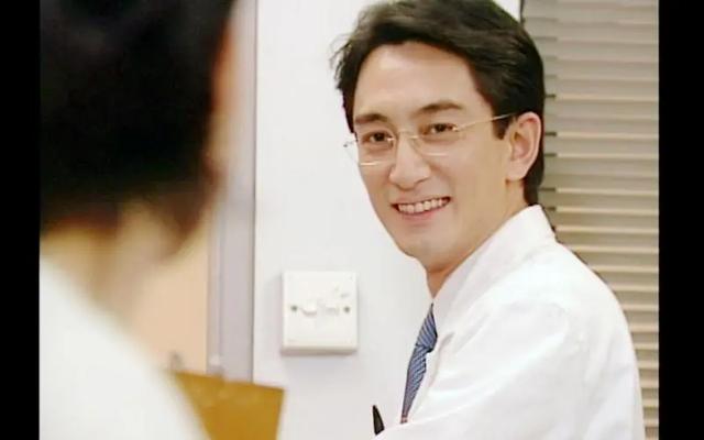 从当年和万梓良合作的《流氓大亨》开始,吴启华先后在《妙手仁心》中