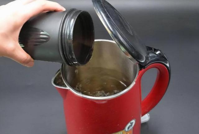 长期喝电热水壶烧的水，身体会中毒还会致癌？4个建议需要了解下