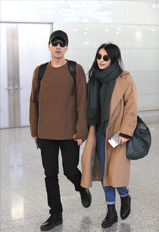 「曝光」高圆圆大衣搭配裙子图片(高圆圆呢大衣搭配图片欣赏)