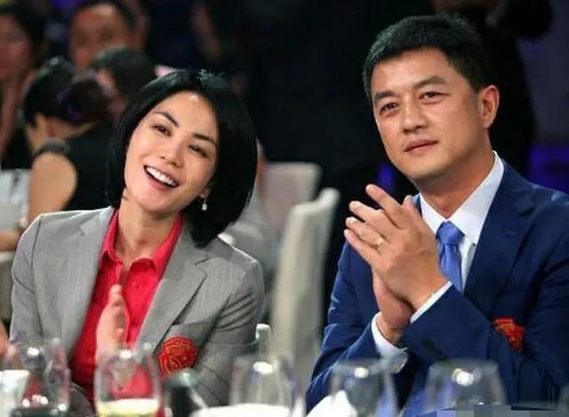 没被唇腭裂毁掉！作品价值百万，闺蜜个个大牌，李嫣如何做到的？