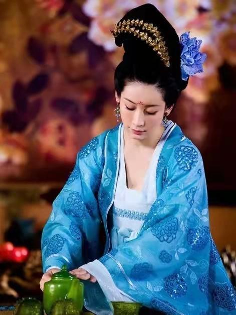 同剧中秦海璐饰演的"韩国夫人"也有头顶大花的造型.