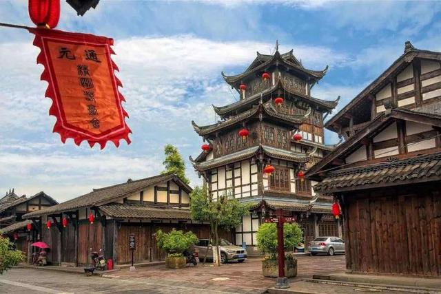 四川某古镇人气旺,突出熊猫文化和川西民俗,游客络绎不绝._四川旅游/