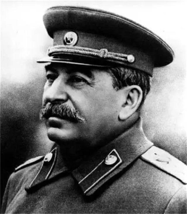 1949年毛泽东出访苏联，苏联人给厨师送来一死鱼，毛泽东：扔出去