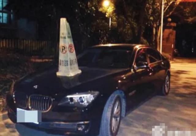 宝马停在小区门口堵住20辆车，车主放话：动一下200万，看谁敢
