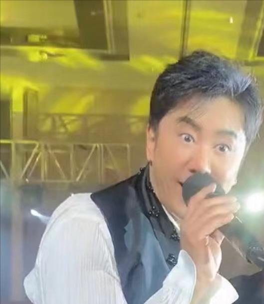 52岁毛宁商演捞金，搂富婆深情对唱，互动卖力被质疑整容