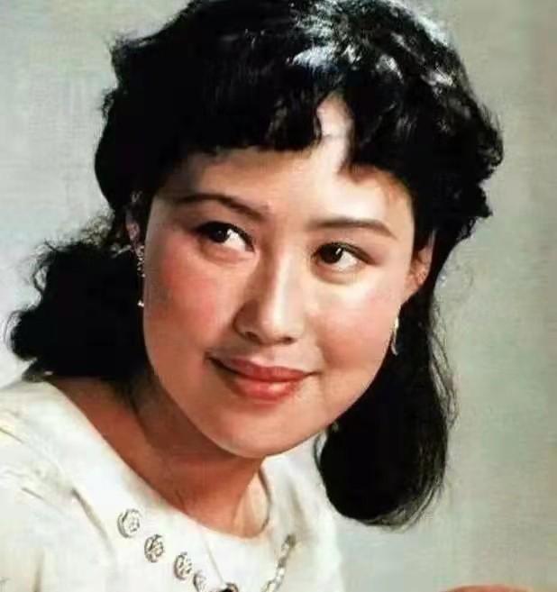 72岁的斯琴高娃：两段带泪的婚姻，三婚丈夫病逝，风光背后有眼泪