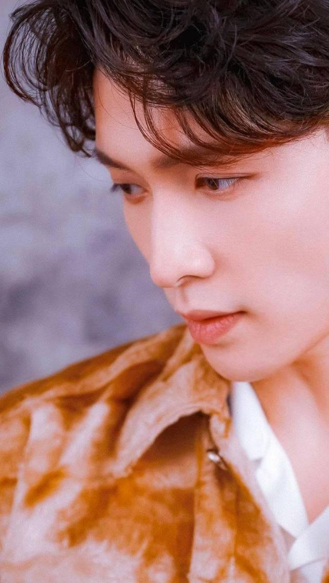 LAY:我是一个追梦人，追逐光明，感受光明，成为光明。
(图2)