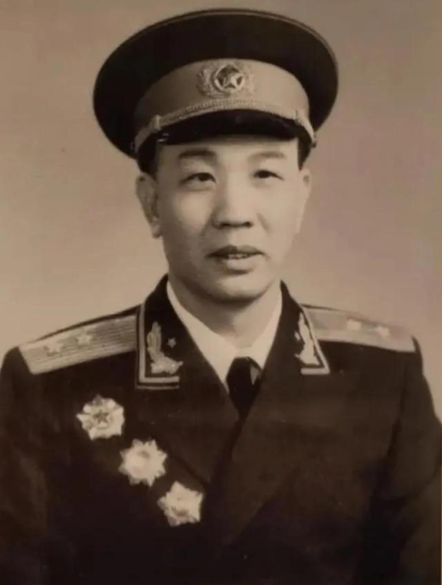 1955年首次授衔，177名中将时任职务简述，附各自戎装照片