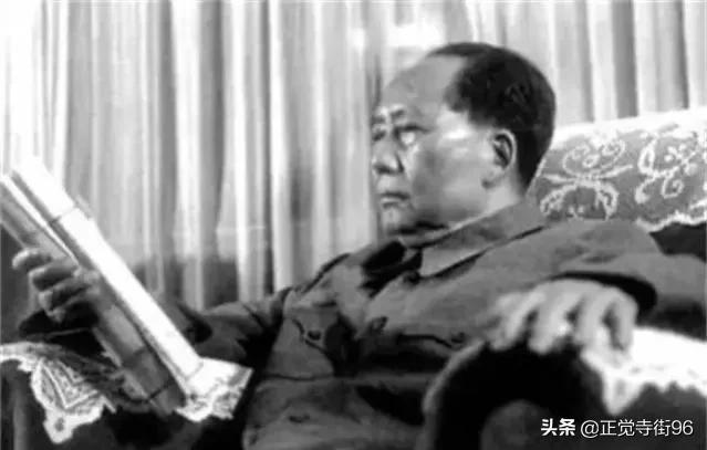 1976年，毛主席与世长辞，第二年一人来到纪念堂：主席，你醒醒吧