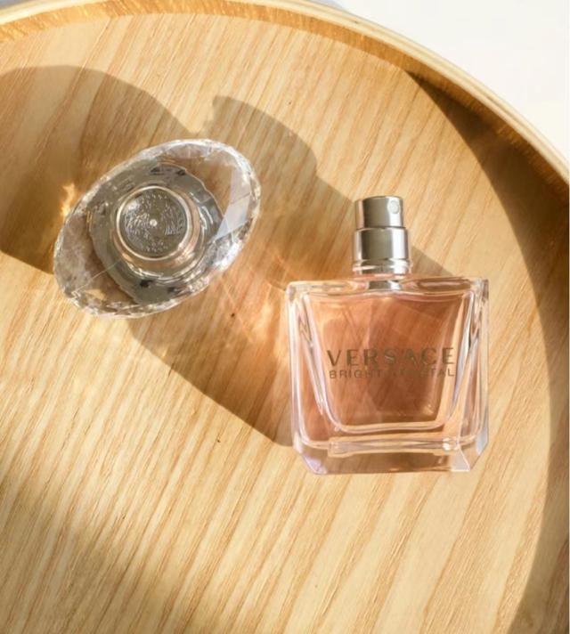 十大公认最好闻的香水(全球最值得入手的5款香水，颜值高好闻还持久，气质女人必备)(图3)
