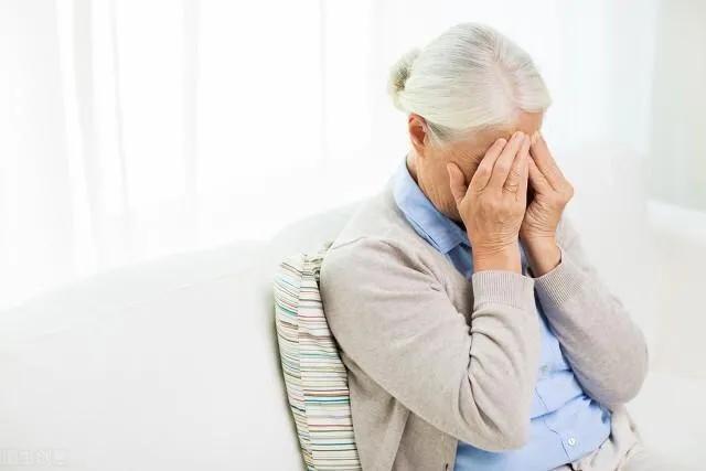 75岁独居老人的哭诉：晚年的亲情，远比想象中的要残酷